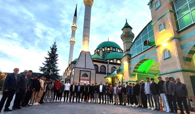 Yozgat Anadolu İmam Hatip Lisesi Öğrencileri Namaz Kıldırdı